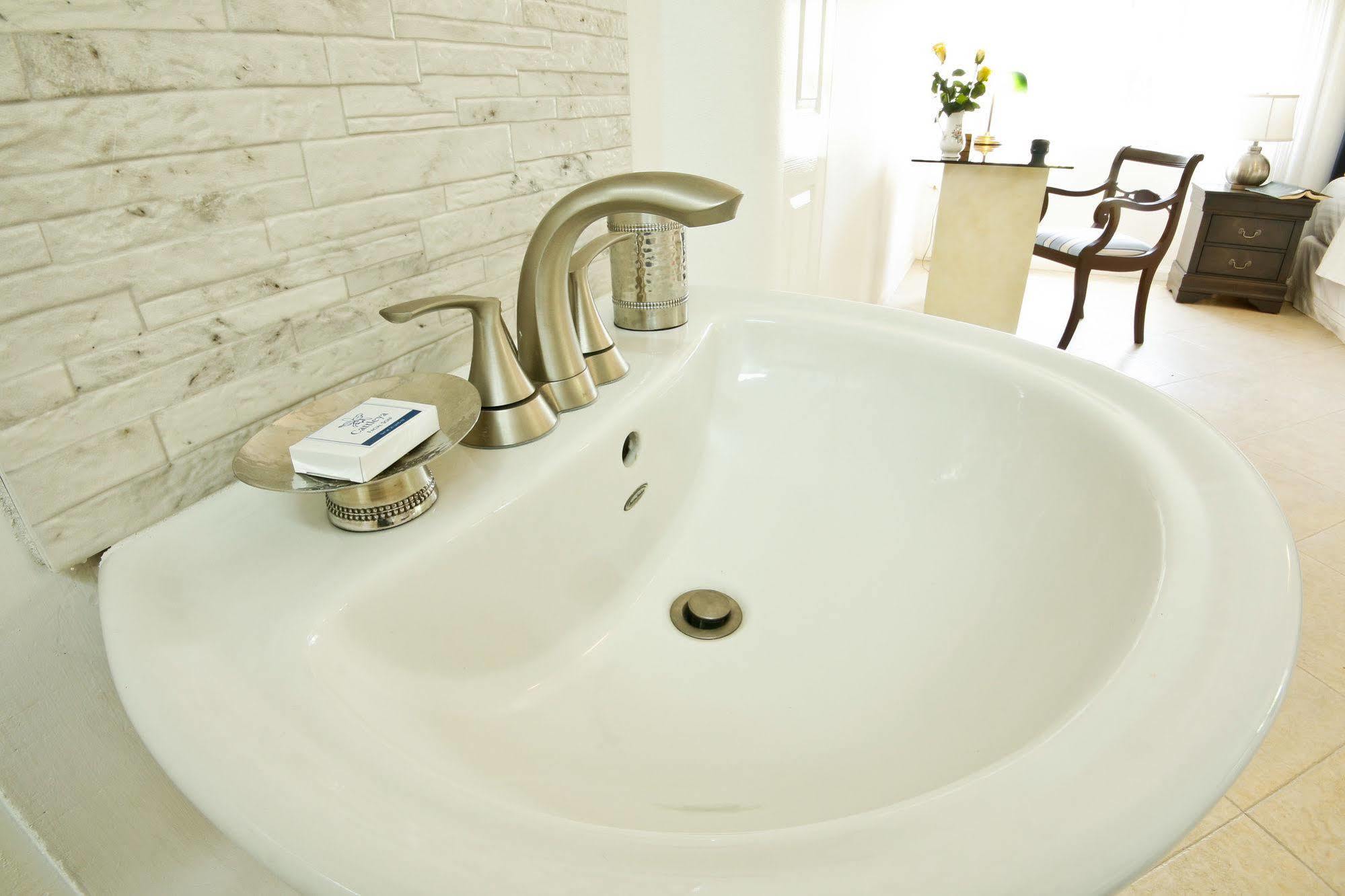 Cattleya Luxury Suites Kingston Bagian luar foto